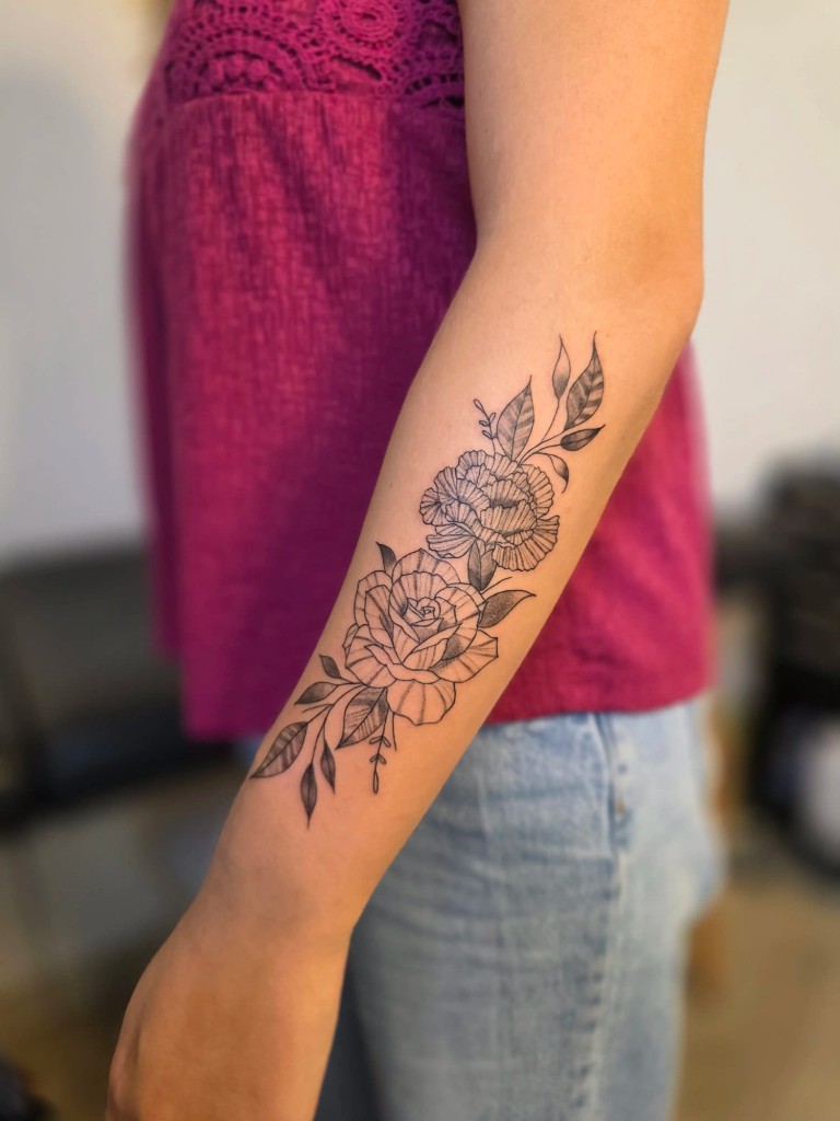 Tatouage floral roses et pivoines sur l'avant-bras