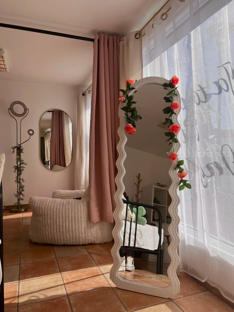 Accueil du studio Holly Tattoo au Fenouiller, miroir ondulé et fauteuil