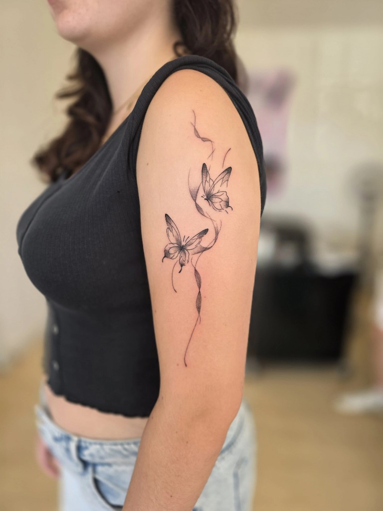 Tatouage deux papillons fine line sur le bras