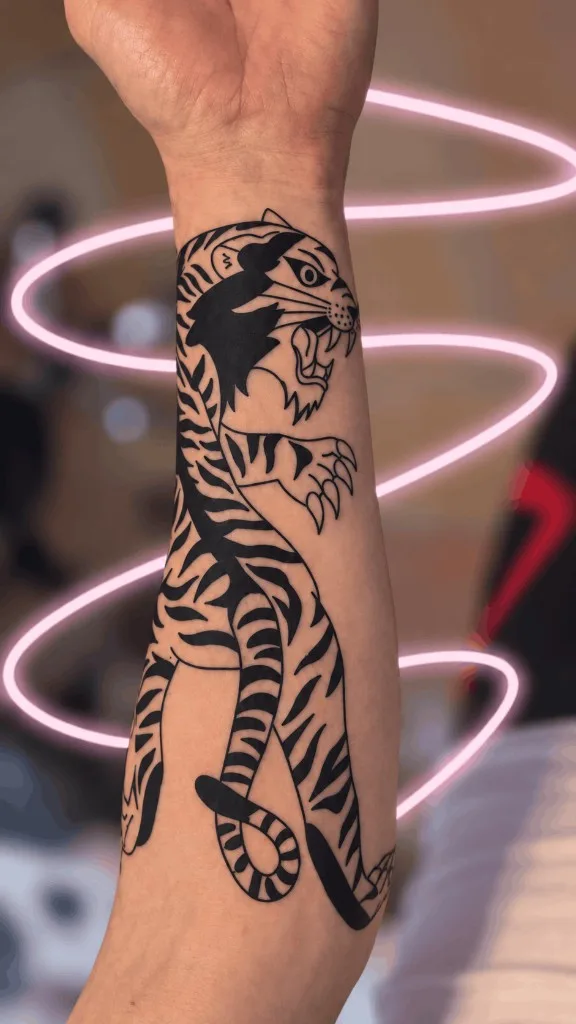 Tatouage tigre blackwork sur l'avant-bras